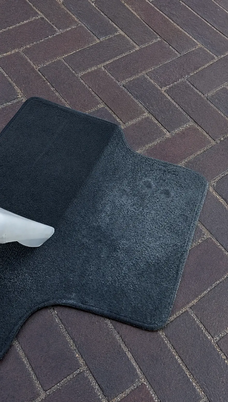 Dieptereiniging van autovloermat — vuil en vlekken verwijderd