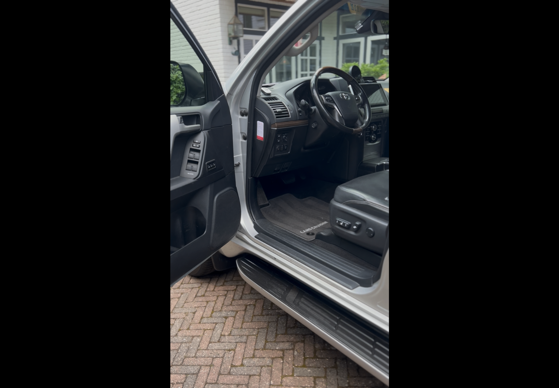 Schoon interieur van een witte Land Cruiser na reiniging aan huis