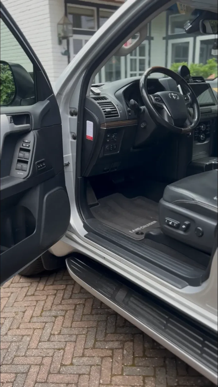 Schoon interieur van een witte Land Cruiser na reiniging aan huis
