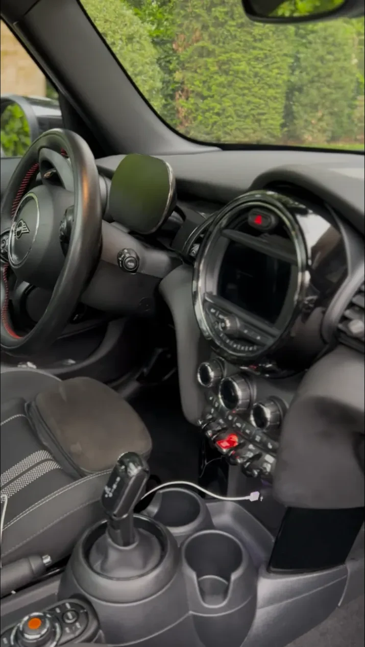 Net gereinigd interieur van een Mini na mobiele detailing