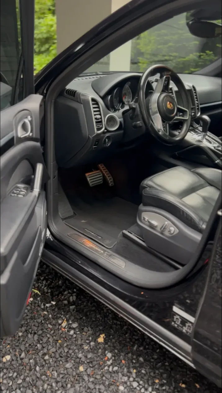 Schoongemaakt interieur van een Porsche na detailing door Mike's Autowas