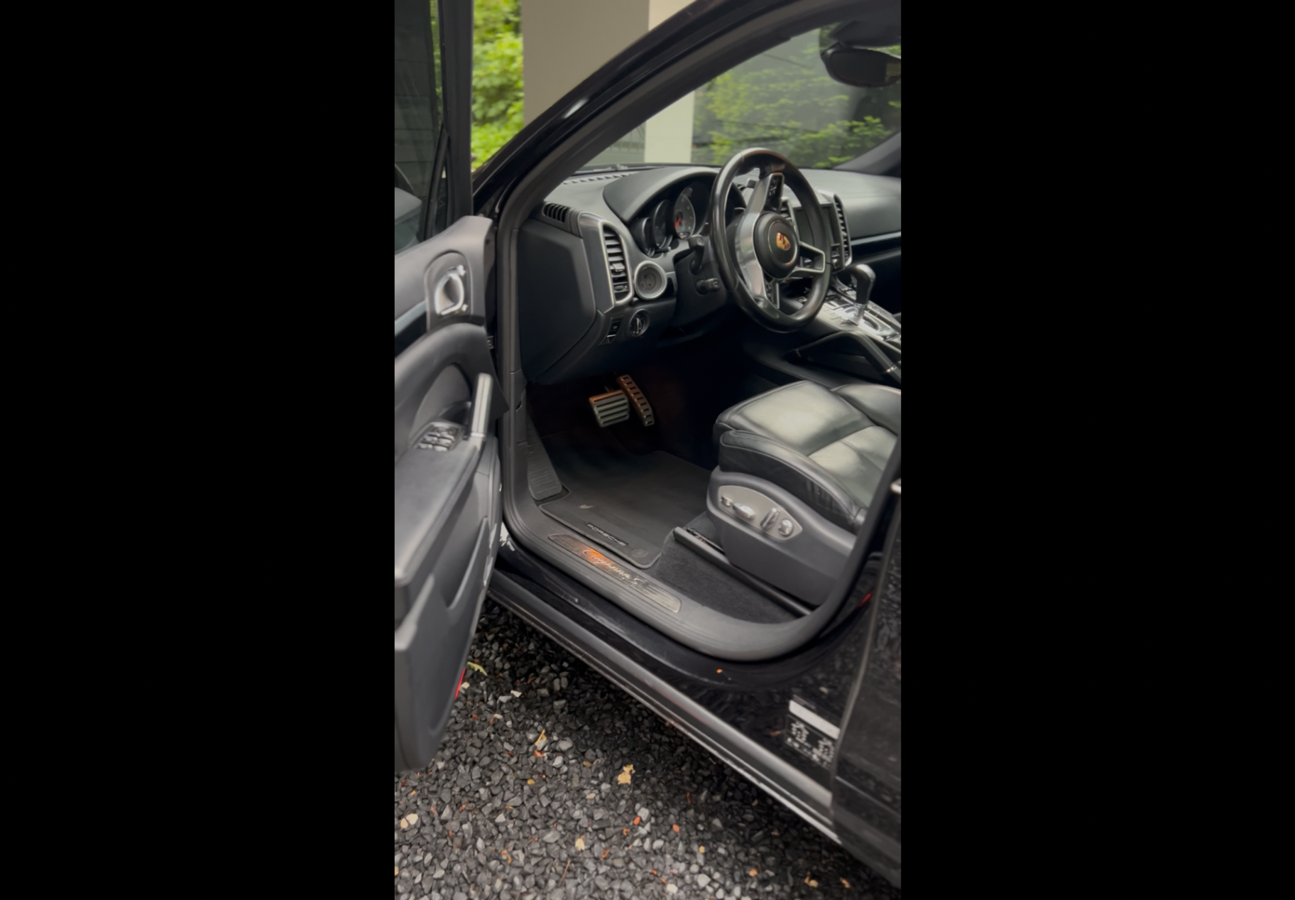 Schoongemaakt interieur van een Porsche na detailing door Mike's Autowas