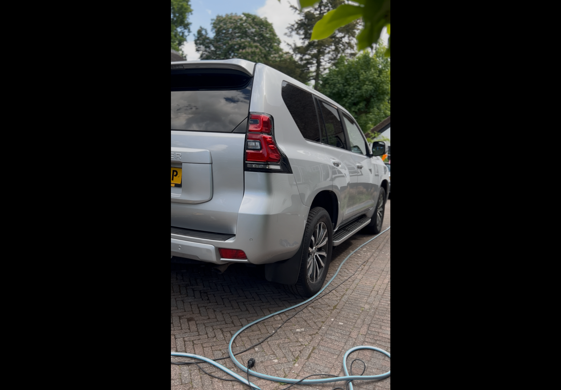 Witte SUV aan huis schoongemaakt door Mike's Autowas in Laren