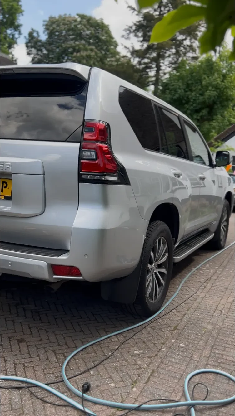 Witte SUV aan huis schoongemaakt door Mike's Autowas in Laren